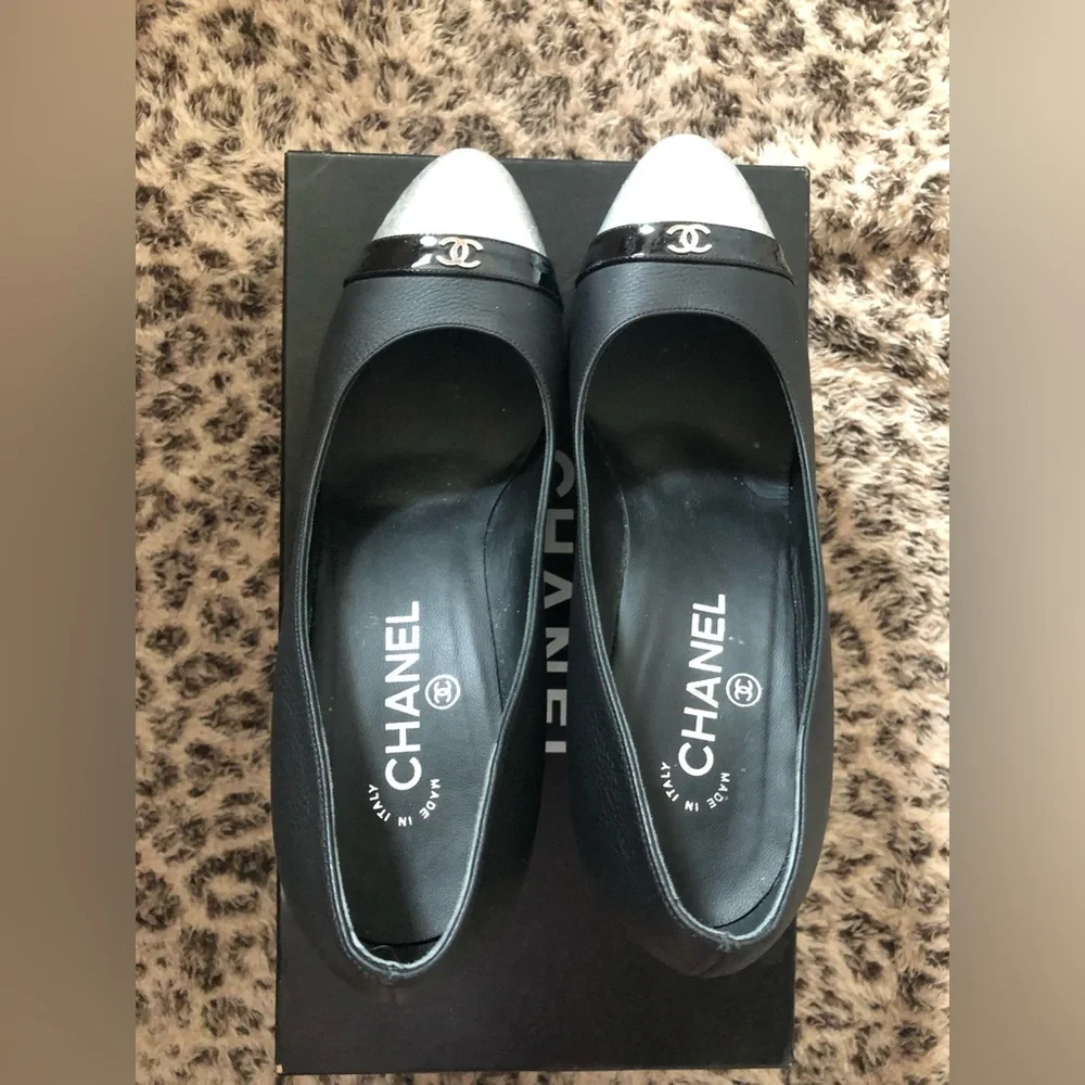 2019 Interlocking CC Logo Chanel Leather Pumps - Picture 8 of 13